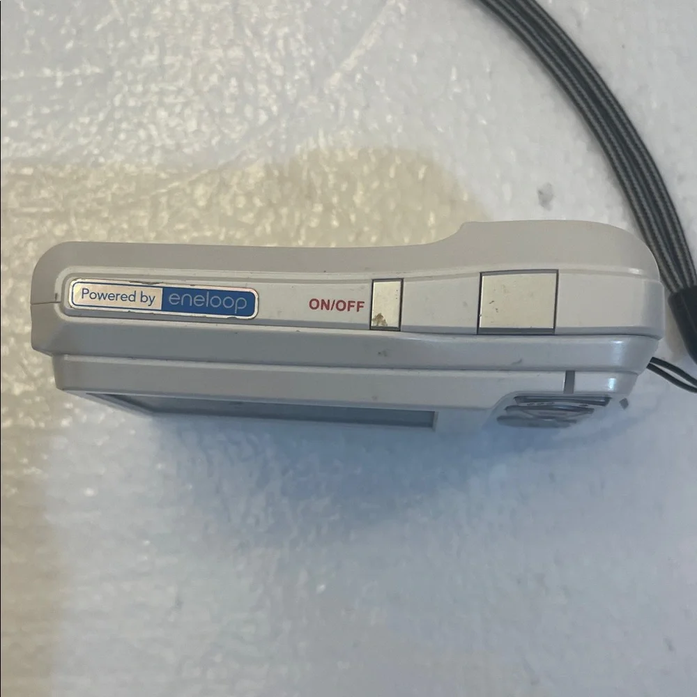 Sanyo VPC-S1285W Digital Camera 12.0 Megapixels white iso 1600 large LCD